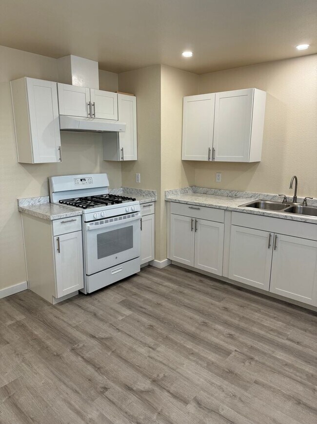 Building Photo - MOVE IN READY 3 BED 1 BATH HALF PLEX IN AN...