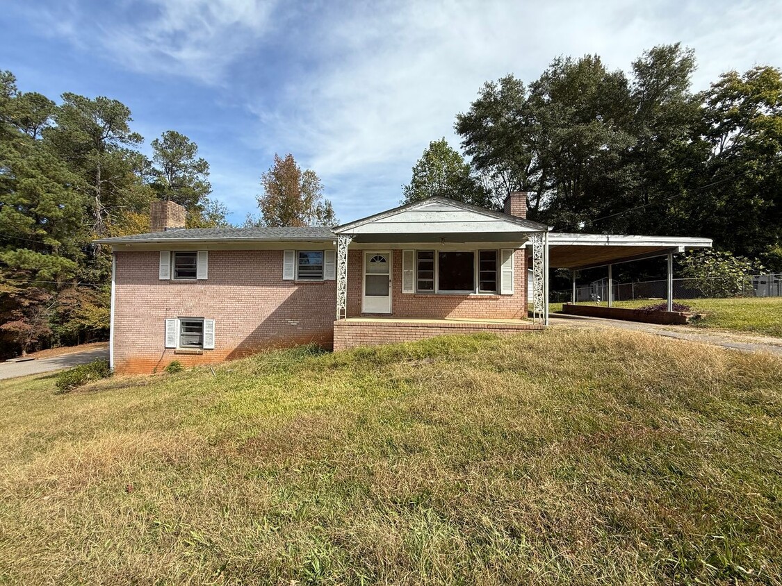 Foto principal - 4 Bedroom/2 Bath Home for Rent