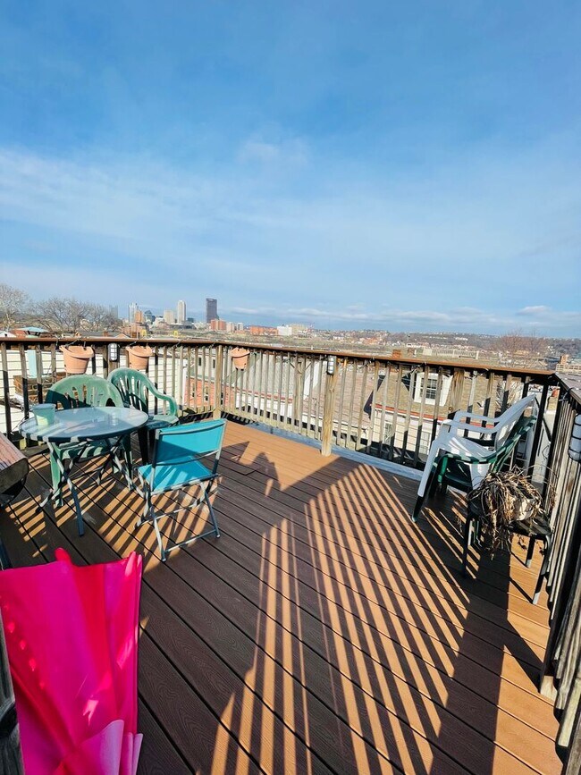 Building Photo - 4 Bedroom House in the Southside - 2 car g...