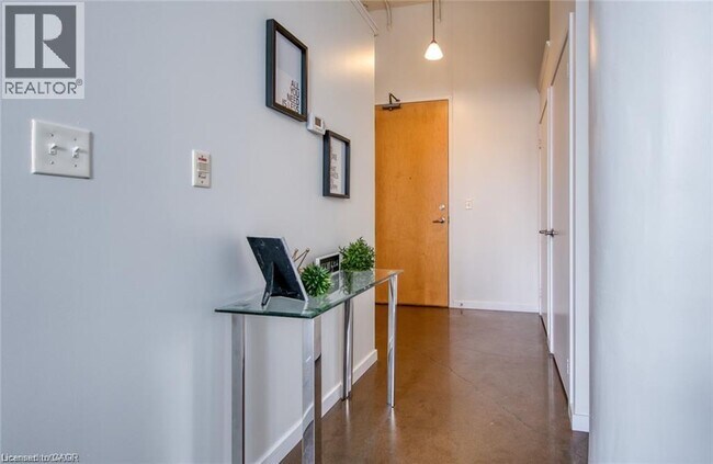 Building Photo - 404 King St W