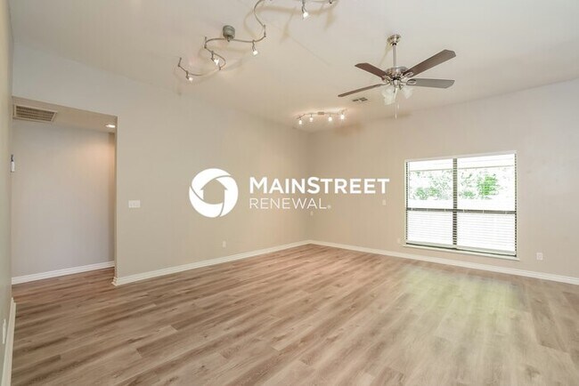 Building Photo - 3 Bedroom Pet-Friendly Home in MOORE, OK with Main Street Renewal