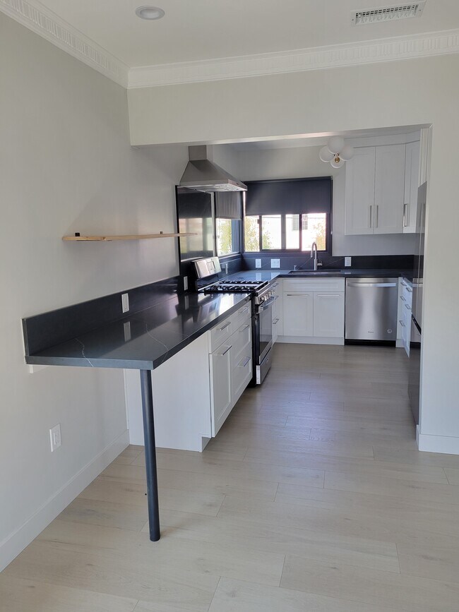 Kitchen with counter - 10647 Whipple St