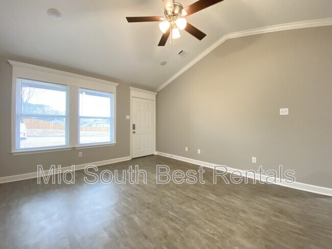 Building Photo - 208 Meadows Dr
