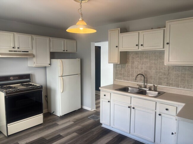 Foto del edificio - Clean Upper Unit! Move Right In!