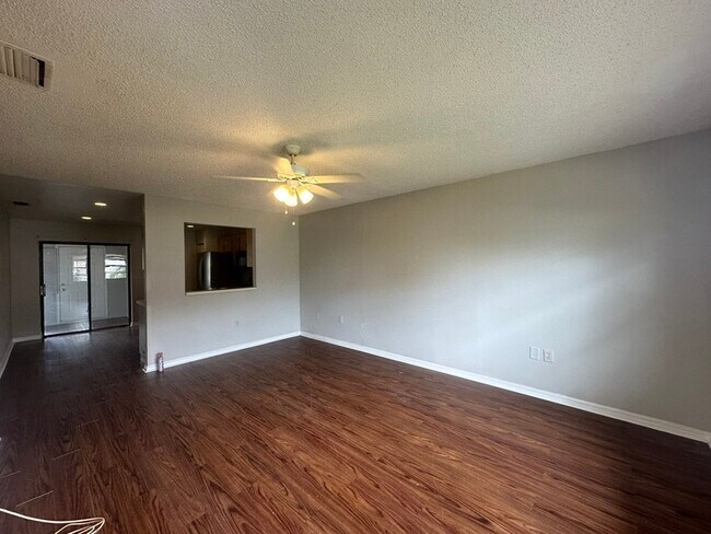 Building Photo - 661 Royalty Ct