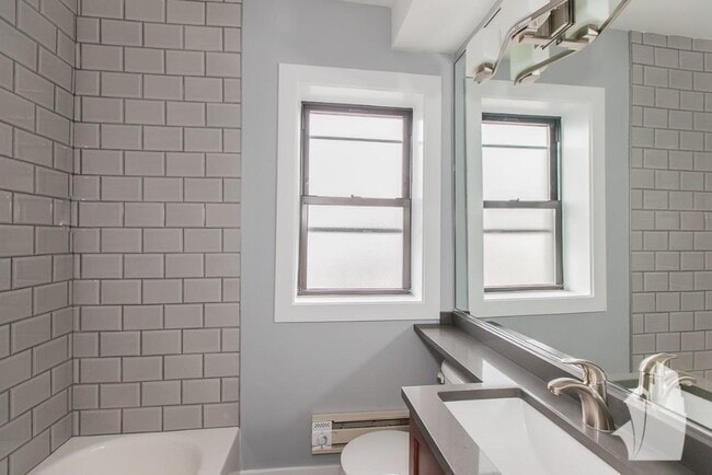 Building Photo - 560 W Arlington