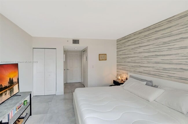 Building Photo - 1155 Brickell Bay Dr