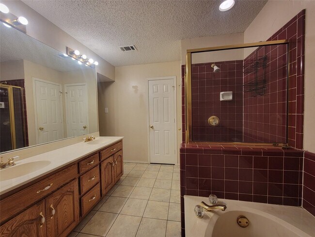 Building Photo - 912 Haverstraw Pl