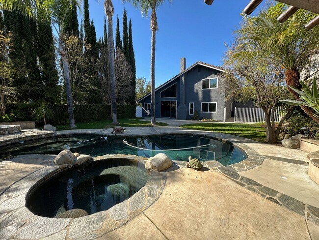 Foto del edificio - Stunning 4+3 pool home in Agoura Hills -Co...