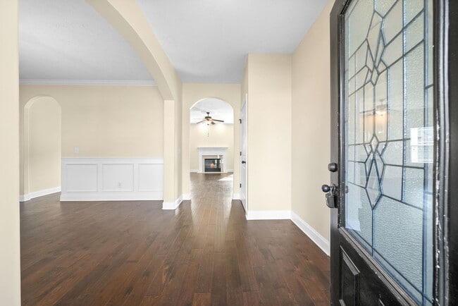 Building Photo - Pet Friendly Four Bedroom with Bonus!