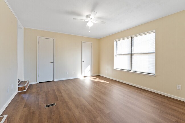 Building Photo - 129 Southlake Dr.