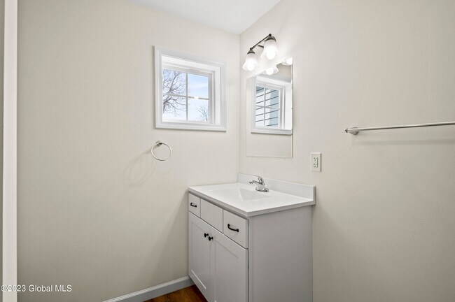 Building Photo - 113 Saratoga Ave