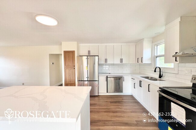 Photo du bâtiment - Spacious 3-Bedroom Main Floor Unit in Kitc...