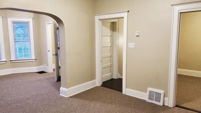 Foto del edificio - Newly Updated Spacious Three Bedroom Upper...