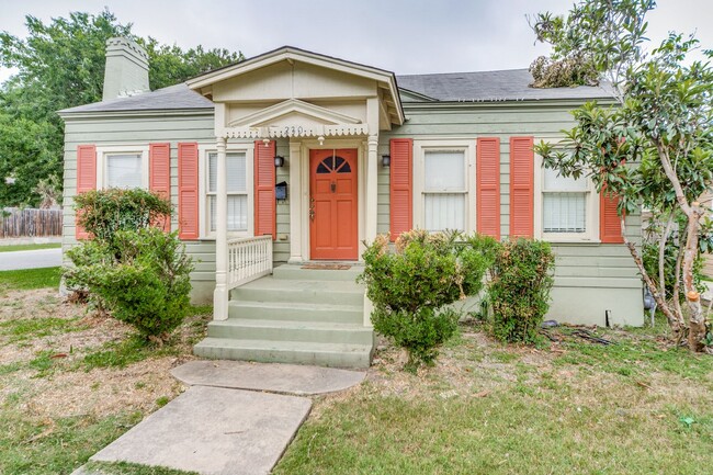 Building Photo - CHARMING 3-BEDROOM IN MAHNCKE PARK