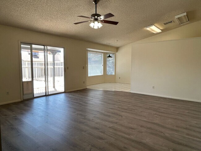 Foto del edificio - Low-Maintenance Living with Private Pool in Chandler