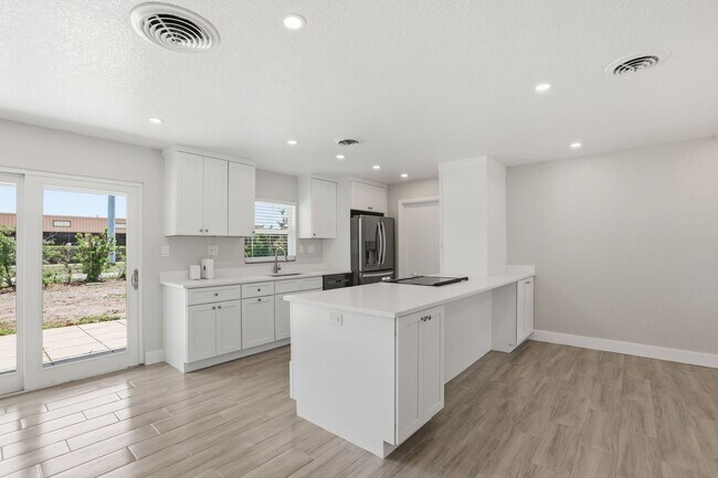 Foto del edificio - Remodeled SODO Home Available Now