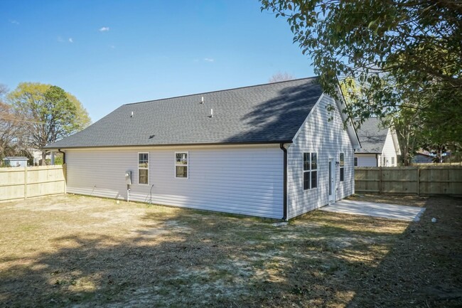 Foto del edificio - Brand New Three Bedroom Home!