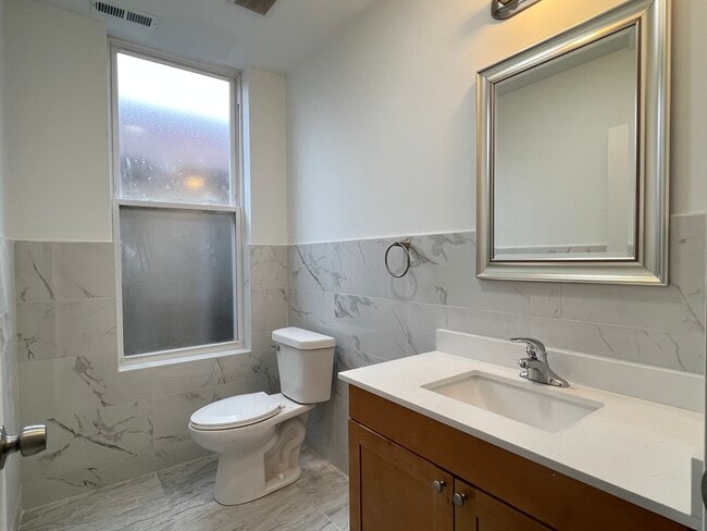 Foto del edificio - 303 W 24th St