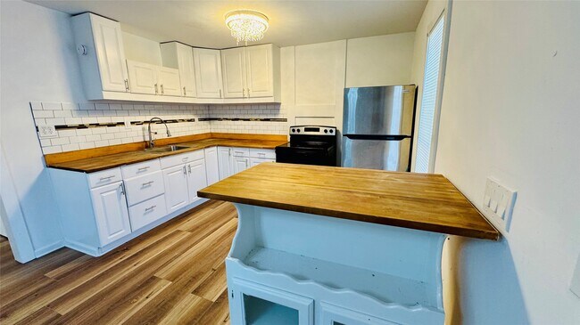 Building Photo - 105 Clear Lake Rd