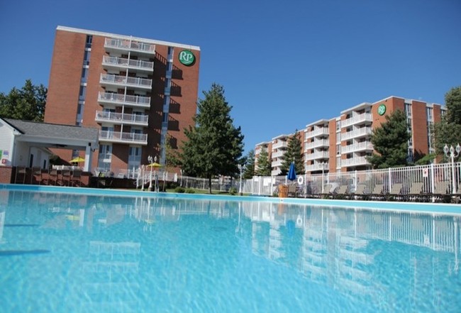 Piscina - Riverpark Towers