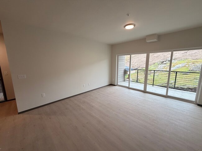 Building Photo - The Vistas Apartments at Beacon Hill