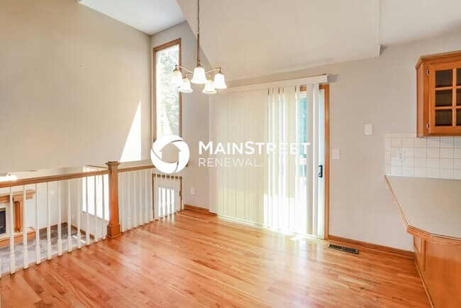 Foto del edificio - 4 Bedroom Pet-Friendly Home in Lee's Summit, MO with Main Street Renewal