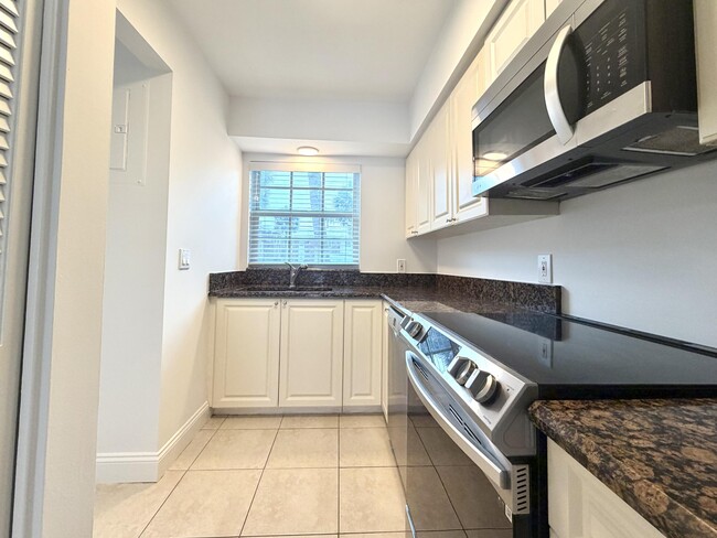 Building Photo - 413 N Cypress Dr