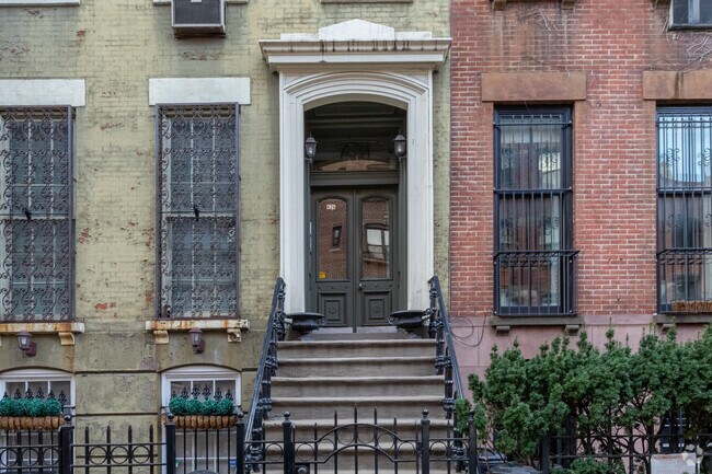 Entrada - 426 W 44th St