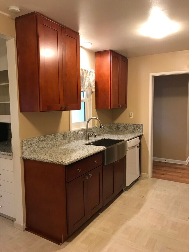 Building Photo - Charming 3 bedroom 1 bath home