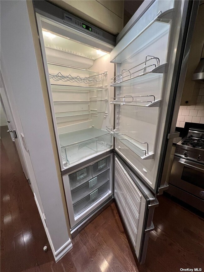 Building Photo - 110 Kent St