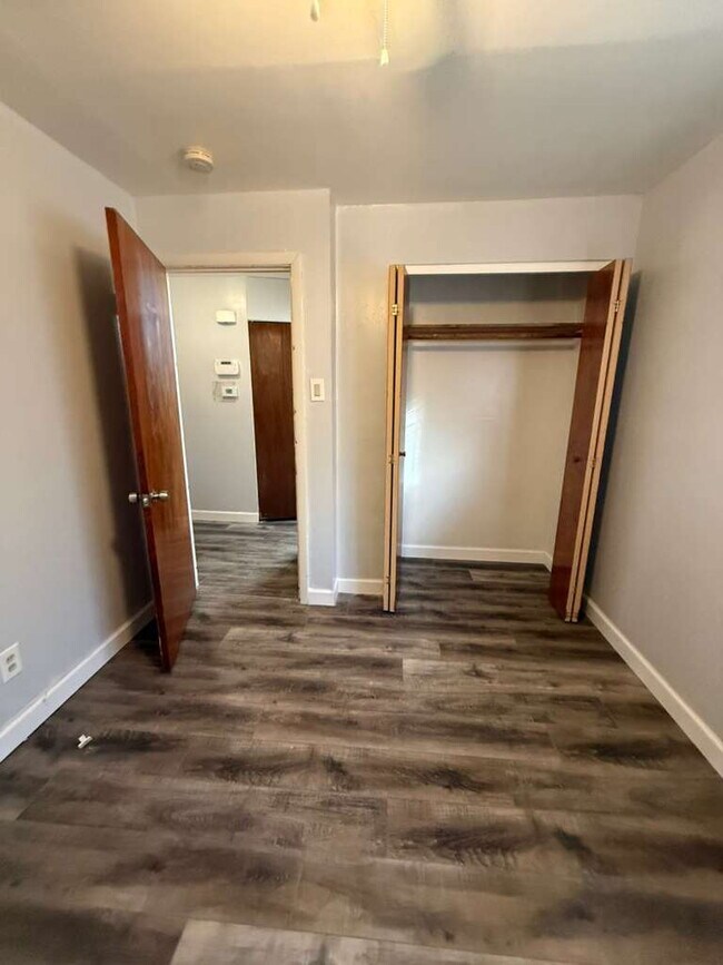 Foto del edificio - 3239 W Milton Ave