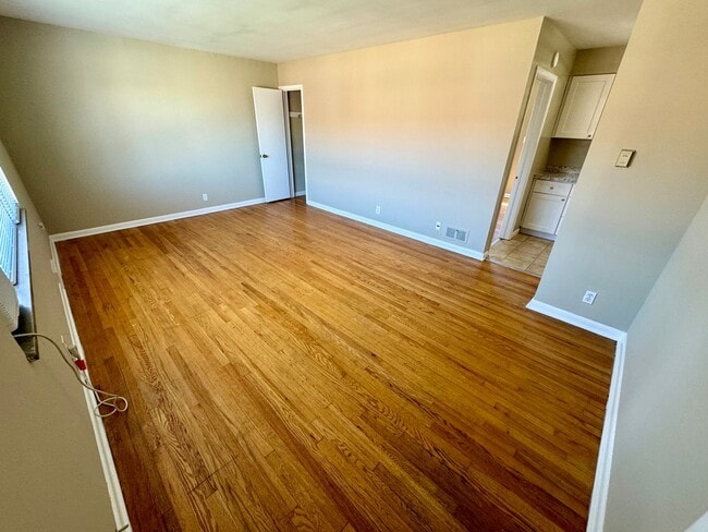 Building Photo - 1 Bedroom - Grandview Area
