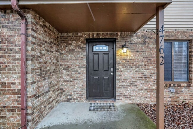 Building Photo - Beautiful 3 Bedroom 1.5 Bathroom Townhome Minutes from Easton