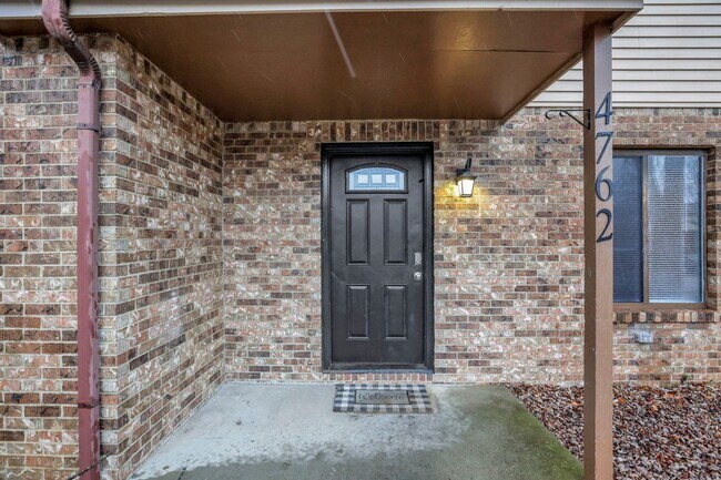 Foto del edificio - Beautiful 3 Bedroom 1.5 Bathroom Townhome Minutes from Easton