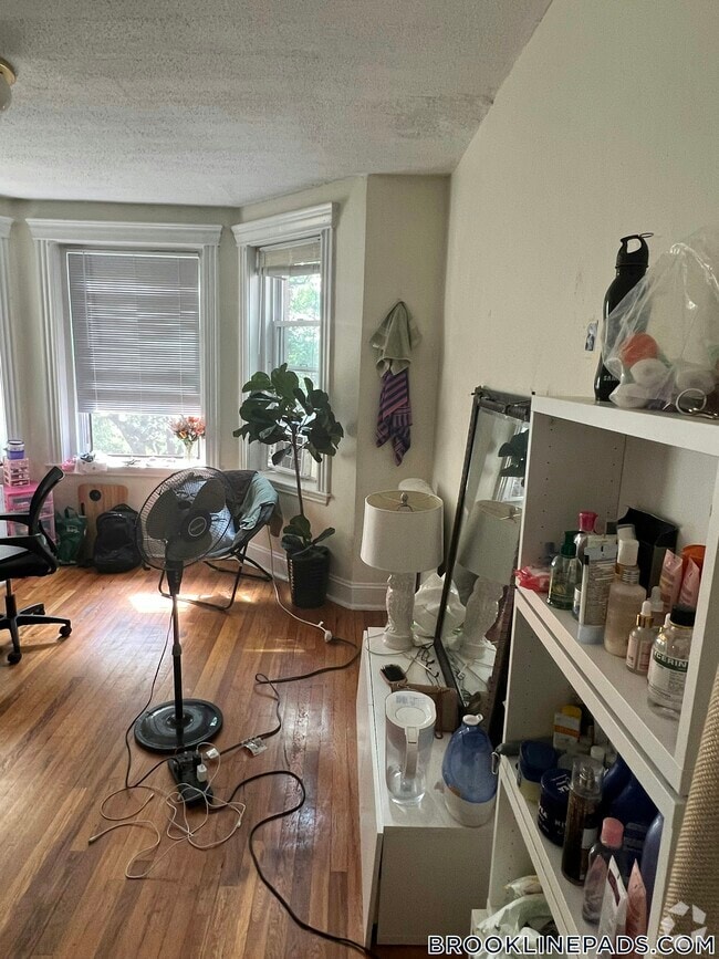 Building Photo - 364 Riverway