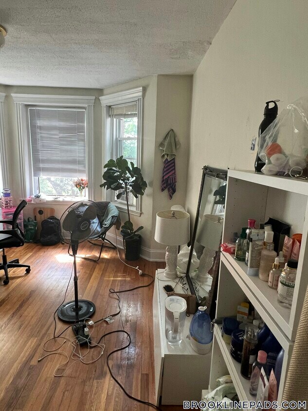 Primary Photo - 364 Riverway