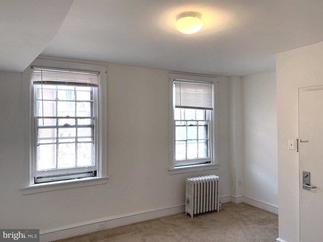 Building Photo - 332 S 17th St
