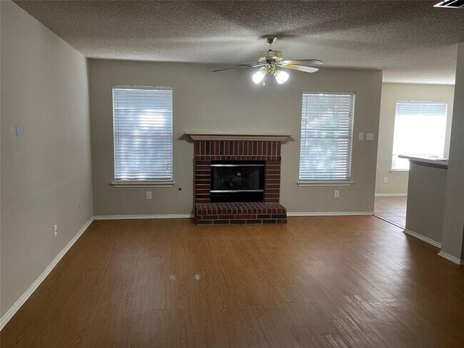 Foto del edificio - 1703 Shady Brook Ln