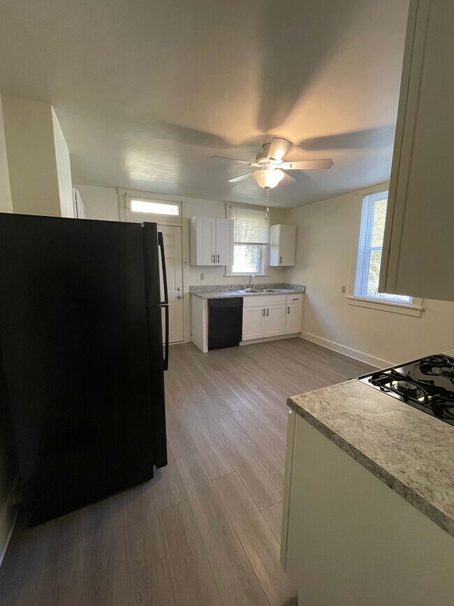 Brand New Kitchen - 420 Venture St