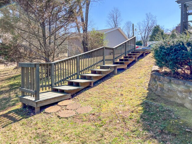 Escaleras a la puerta - 2031 Eversong Ln