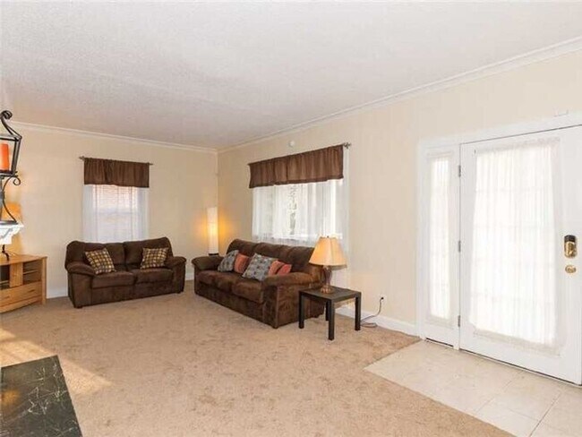 Building Photo - Solid Butler Student Rental Close to Campus!