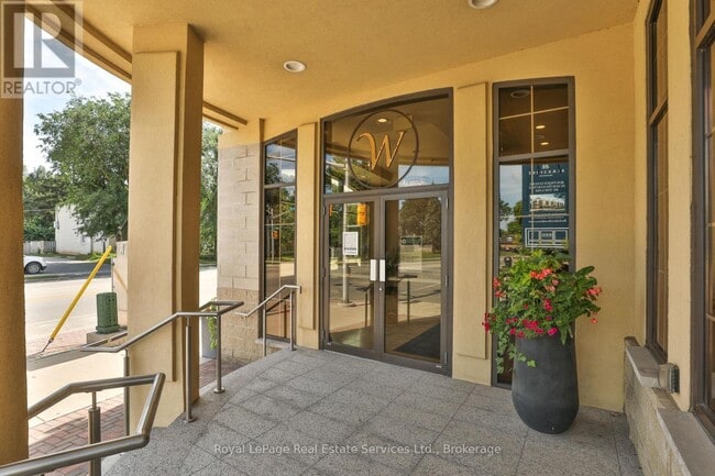 Building Photo - 205 Lakeshore Rd W