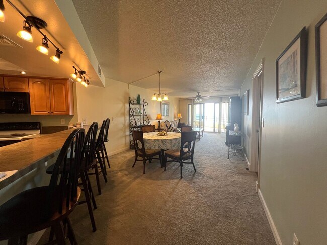 Building Photo - Beachfront oasis 2 bedroom/2 bathroom Condo