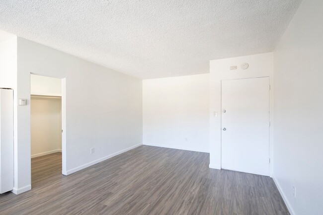 Foto del edificio - Large Studio in Mission Hills + Parking an...