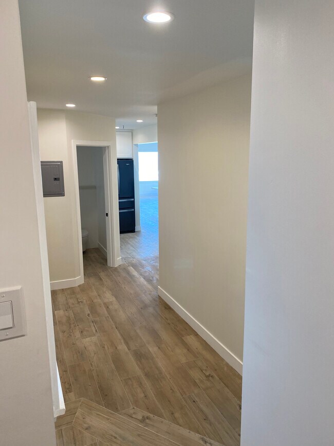 hallway from laundr - 3824 The Strand