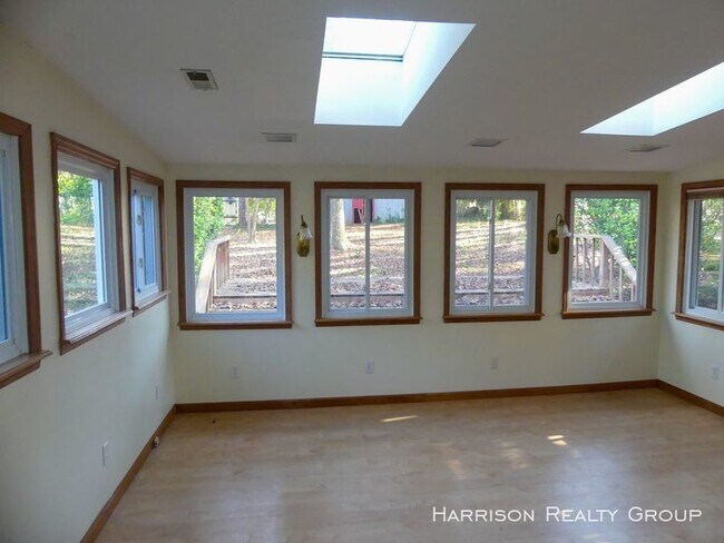 Building Photo - 2417 Lawrence Dr