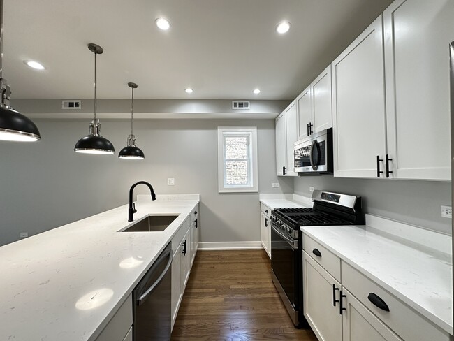 Building Photo - 2639 W Carmen Ave