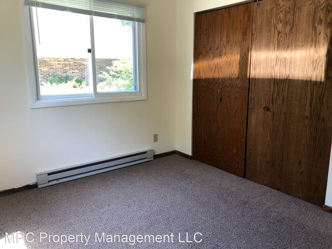Building Photo - 700 Browns Lake Dr