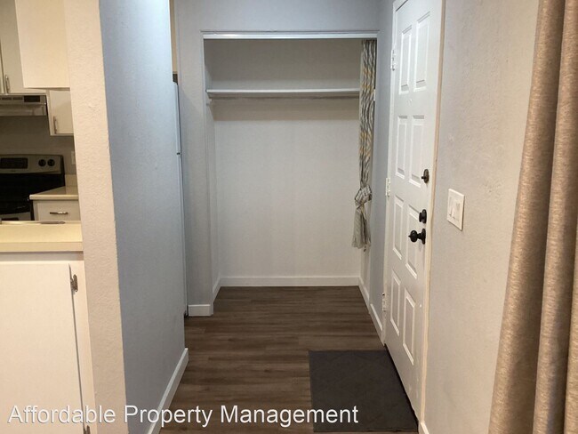 Building Photo - 1 br, 1 bath House - 29626 Red Oak Court #17